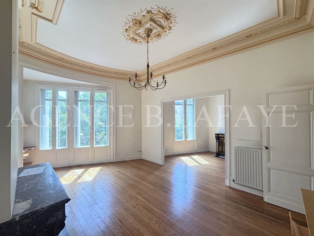 apartment 7 rooms for sale on BORDEAUX (33000)