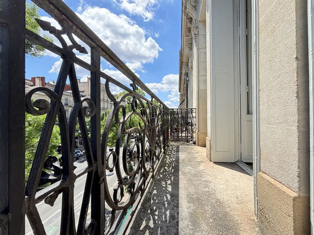 apartment 5 rooms for sale on BORDEAUX (33000)