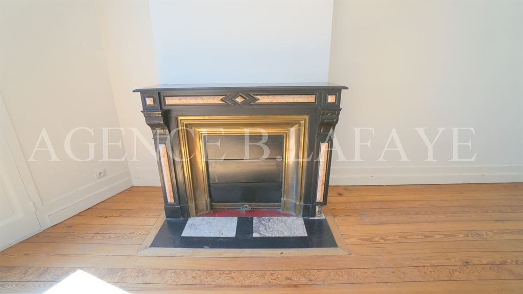 apartment 5 rooms for sale on BORDEAUX (33000)