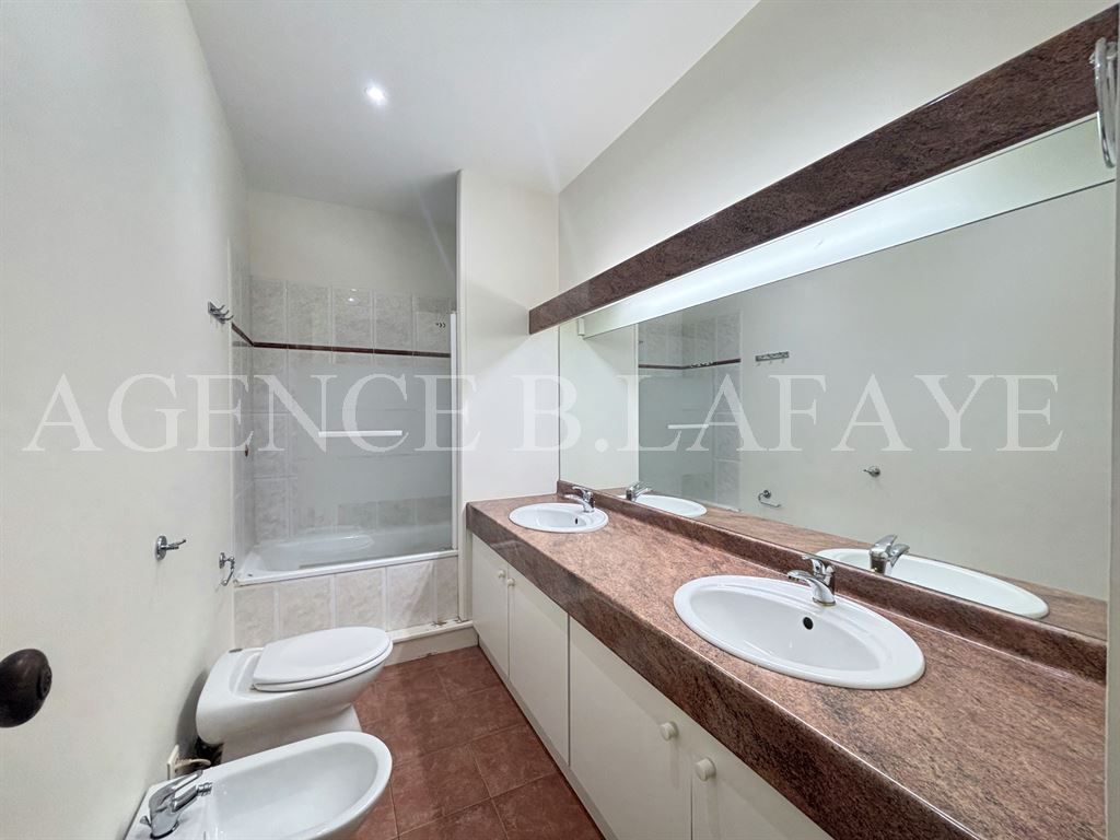 apartment 7 rooms for sale on BORDEAUX (33000)