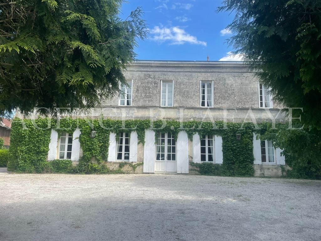 mansion 10 rooms for sale on BORDEAUX (33000)