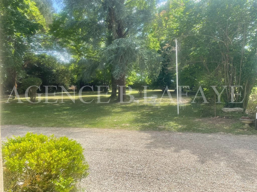 mansion 10 rooms for sale on BORDEAUX (33000)