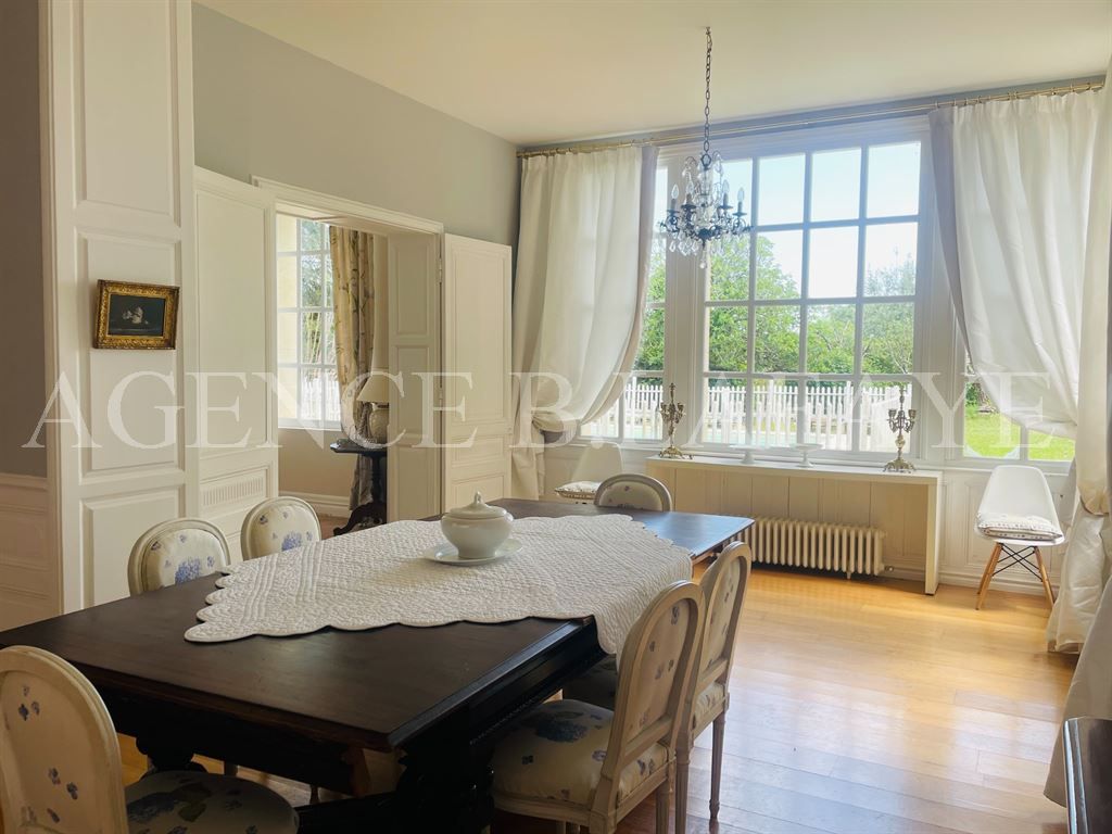 mansion 10 rooms for sale on BORDEAUX (33000)