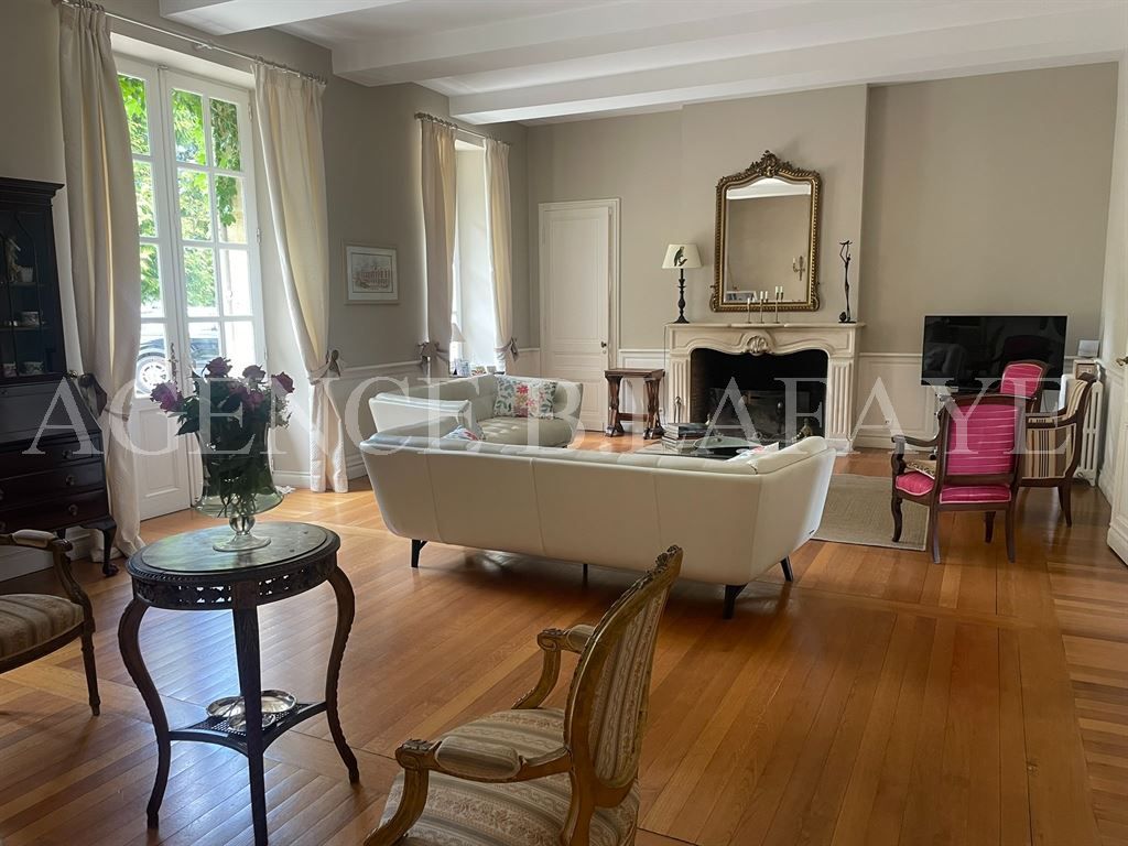 mansion 10 rooms for sale on BORDEAUX (33000)