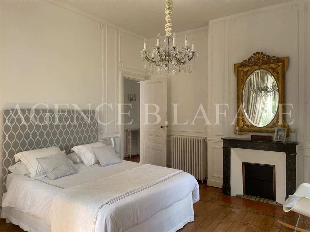 mansion 10 rooms for sale on BORDEAUX (33000)