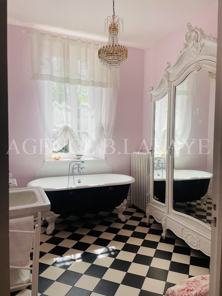 mansion 10 rooms for sale on BORDEAUX (33000)