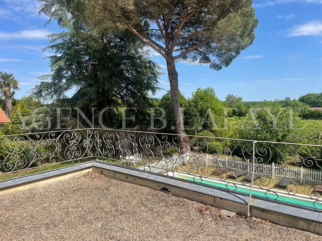 mansion 10 rooms for sale on BORDEAUX (33000)