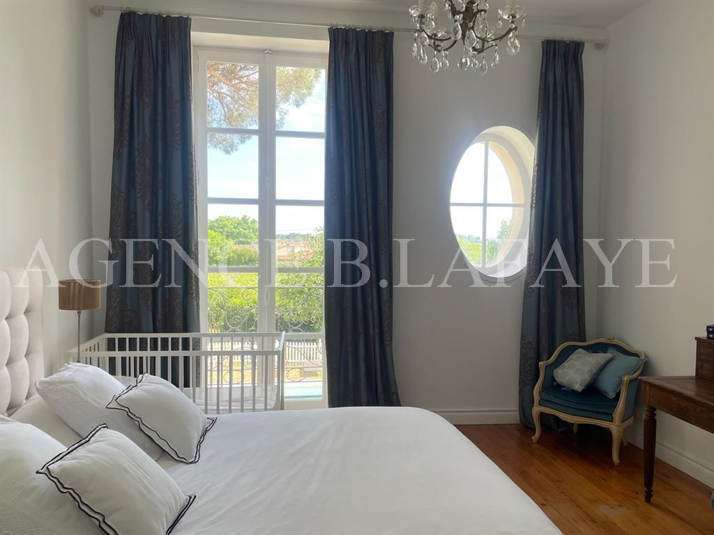 mansion 10 rooms for sale on BORDEAUX (33000)