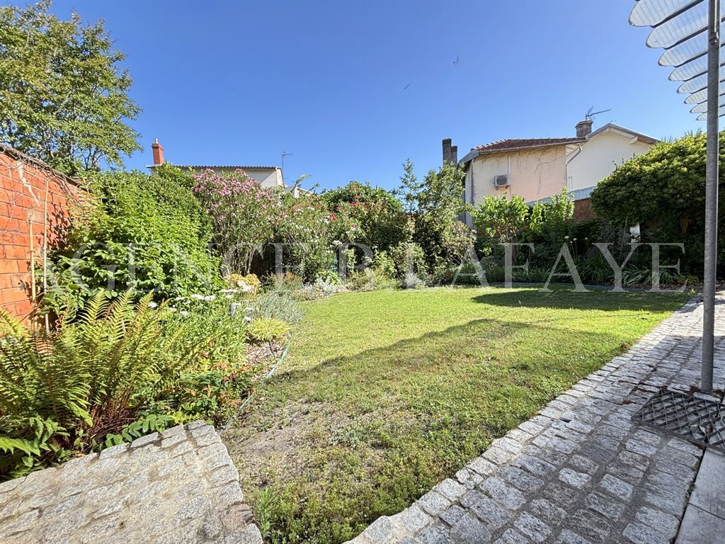 house 7 rooms for sale on BORDEAUX (33000)