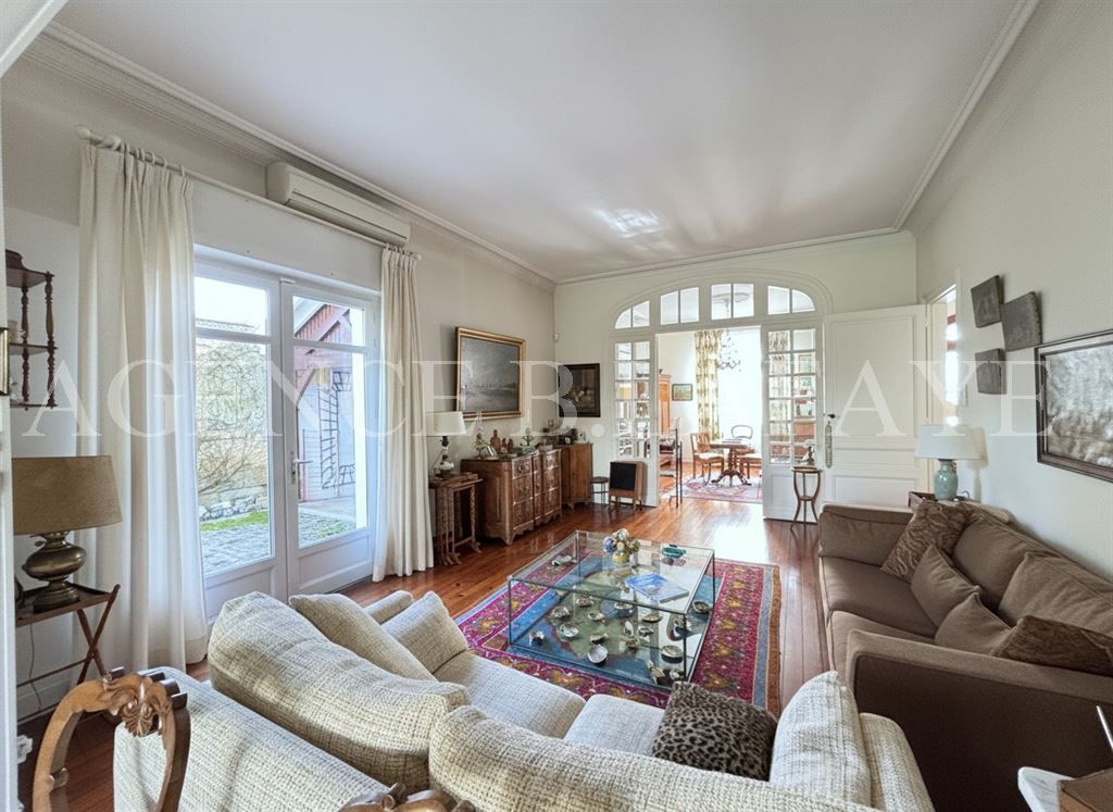 house 7 rooms for sale on BORDEAUX (33000)