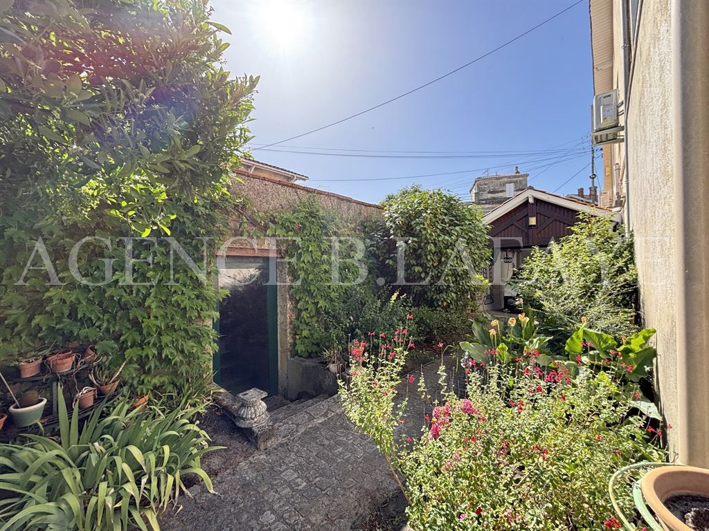 house 7 rooms for sale on BORDEAUX (33000)