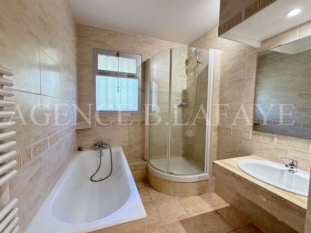 apartment 3 rooms for sale on BORDEAUX (33200)