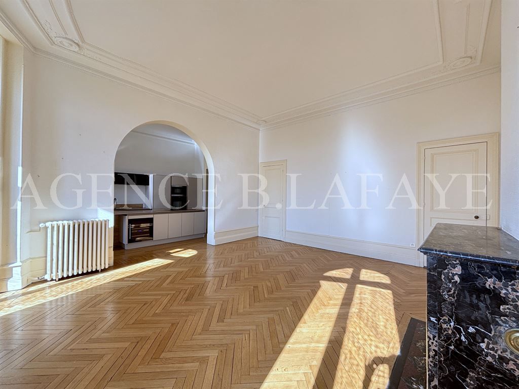 apartment 5 rooms for rent on BORDEAUX (33000)