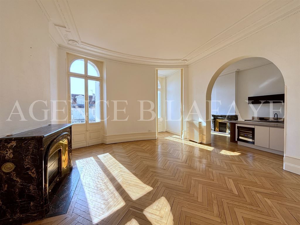 apartment 5 rooms for rent on BORDEAUX (33000)