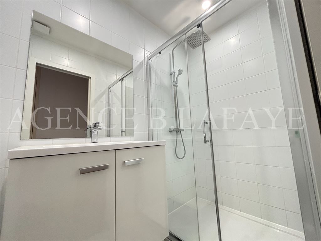 apartment 5 rooms for rent on BORDEAUX (33000)