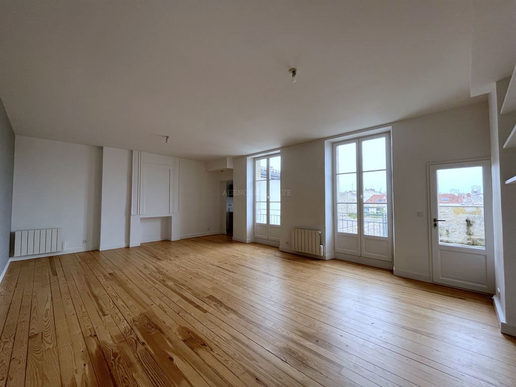 apartment 5 rooms for rent on BORDEAUX (33000)